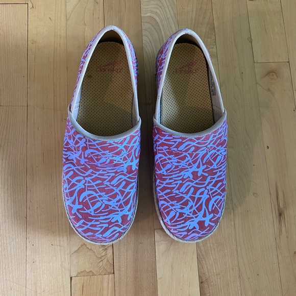 Dansko Victoria Red Grass Espadrille Clogs - Picture 2 of 6